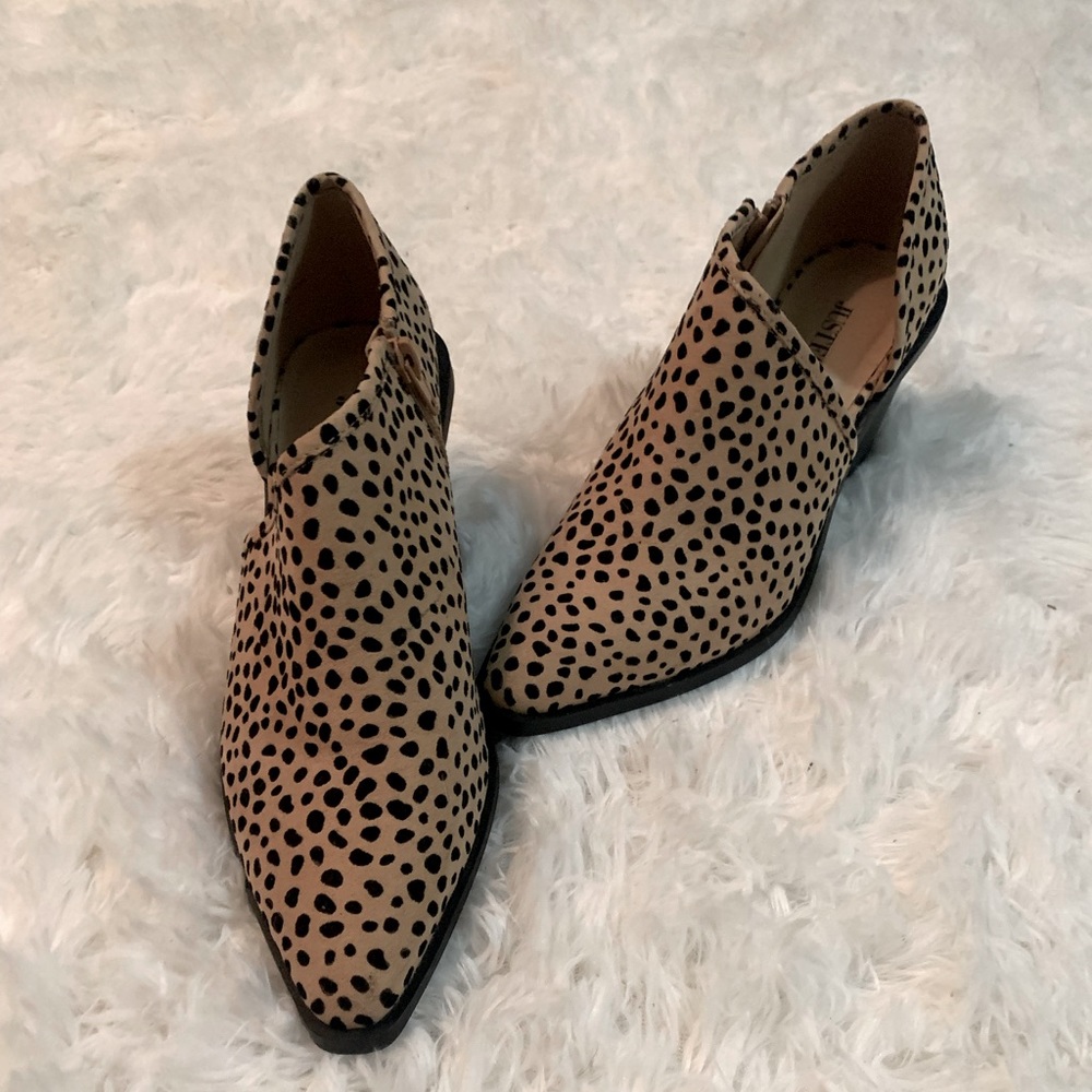 Cue Leopard Print side cut out booties! JustFab, Size 8, only worn to try on!